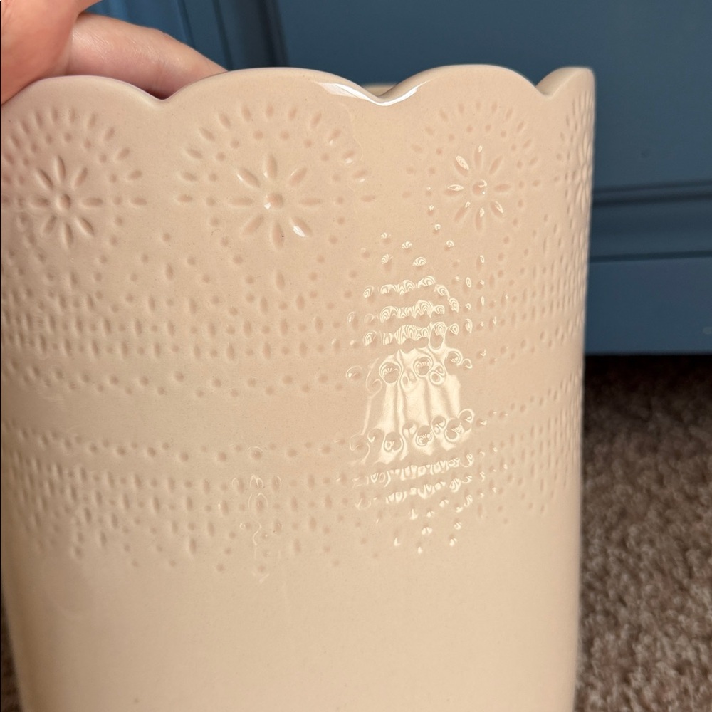 Scalloped Wastebasket 🧺 - Picture 2 of 8